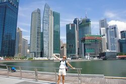 Stephanie Hill vor der Skyline in Singapur