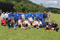 Gemeinsames Foto nach dem Spiel beim ESV Ronshausen auf der Kehlberg-Kampfbahn