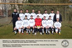 Die erste Mannschaft mit Sponsor Kai Dickler vor dem Spiel gegen Goddelau.