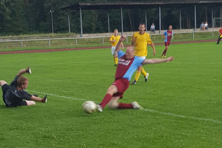 Andre Pitschmann mit vollem Körpereinsatz zum 5:0