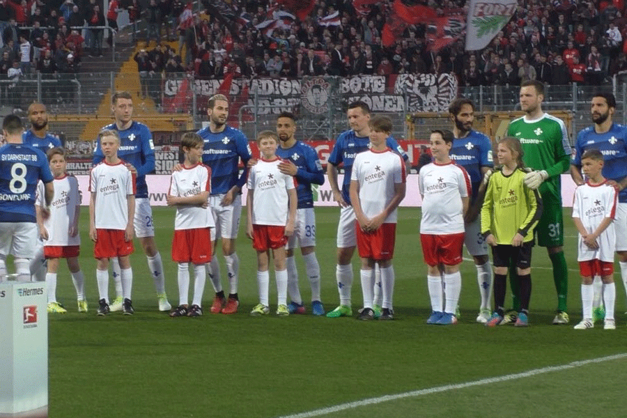 Die TVC D-Jugend beim Einlaufen mit den Lilien Spielern