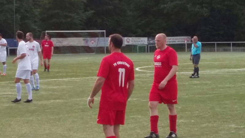 Die "boys in red" diesmal leider ohne Punkte (im Bild: Gaetano Lucente mit der Nr. 11 und Andre Pitschmann)