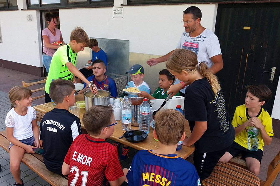 Gemeinsames Mittagessen beim D-Jugend Trainingscamp